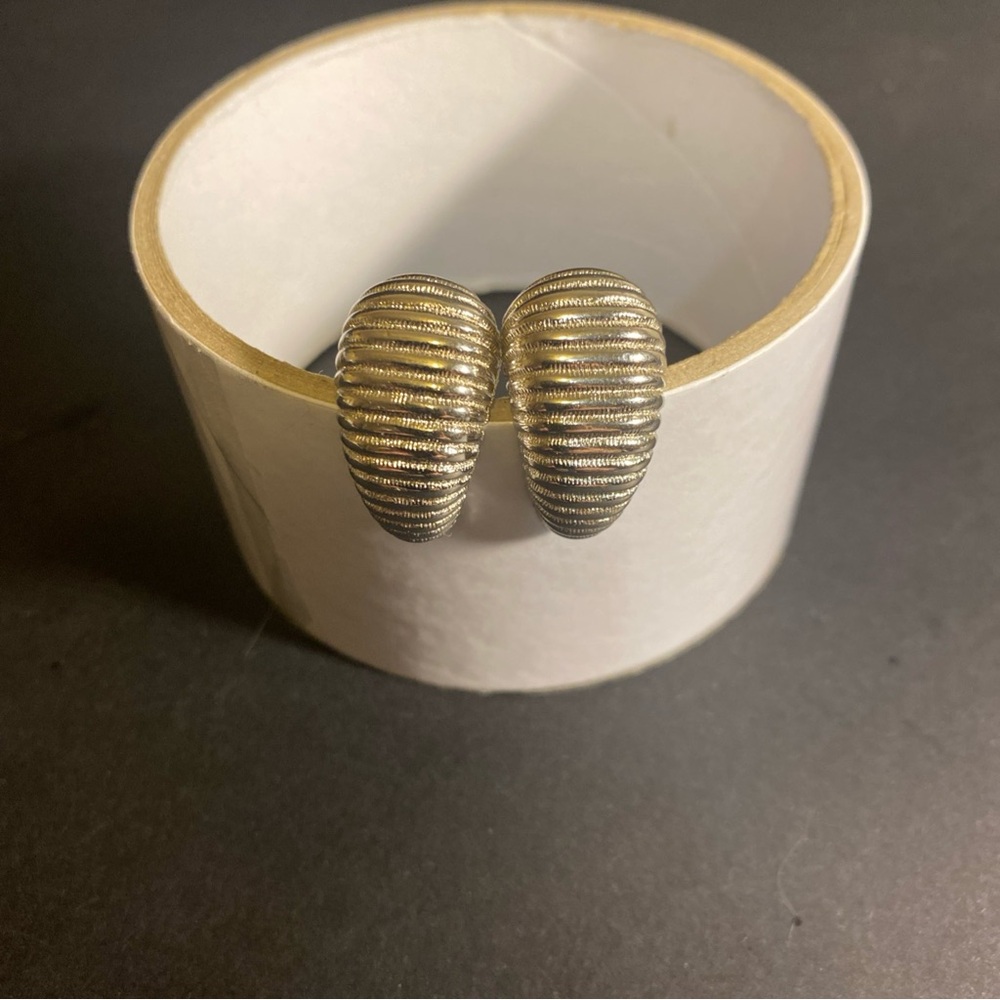 Vintage Vendome Ribbed Shell Silver Tone Half Hoop Clip On Earrings‎